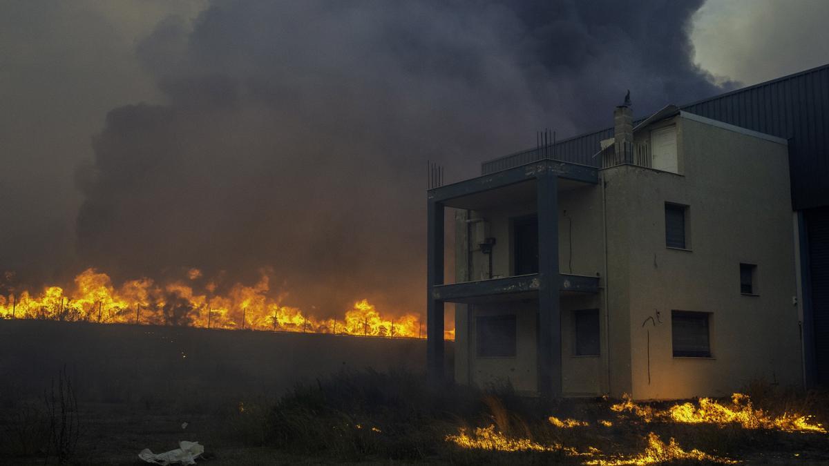 El fuego sigue sin dar tregua en el sur de Italia y Grecia El fuego sigue sin dar tregua en el sur de Italia y Grecia