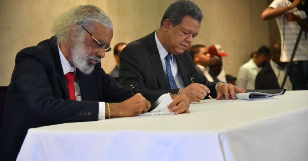 Expresidente Fernández y dirigente Hubieres firman pacto político para elecciones de 2024 Expresidente Fernández y dirigente Hubieres firman pacto político para elecciones de 2024