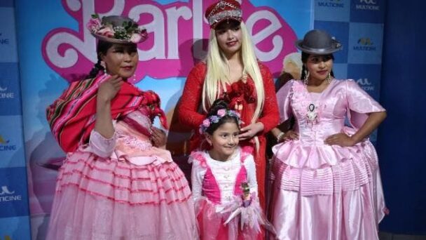 Fiebre rosa: las divertidas imágenes de los fans de Barbie en el estreno de la taquillera película