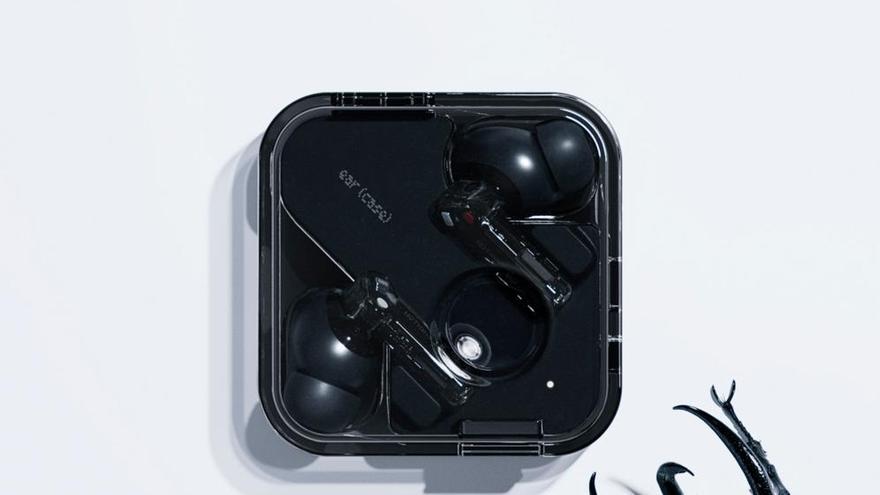 Nothing presenta los auriculares Ear (2) en color negro