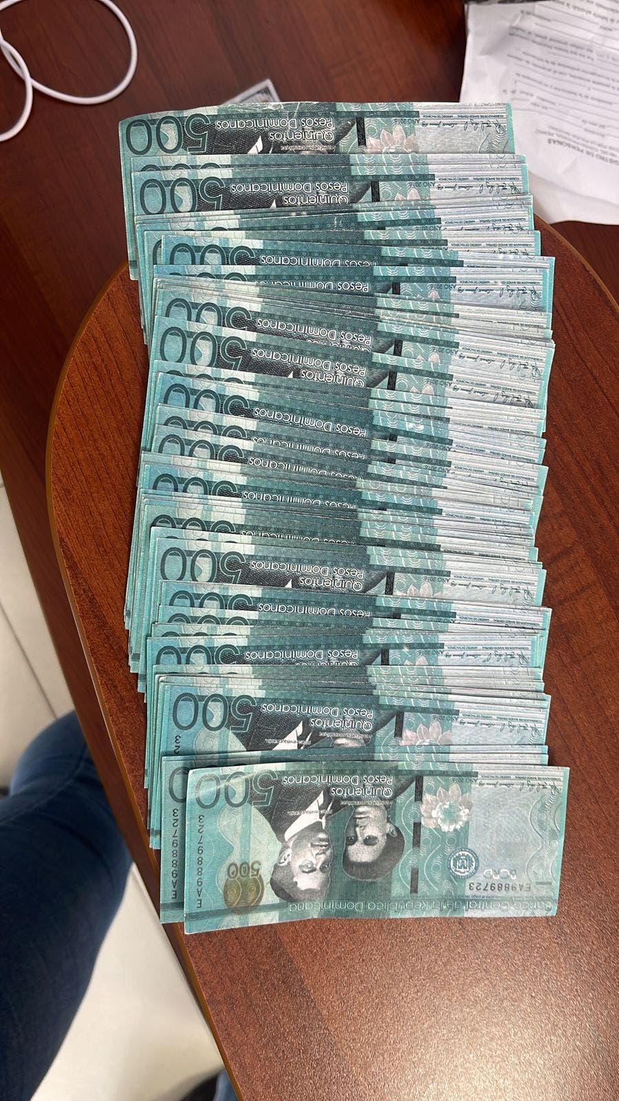 Policía detiene a hombre por posesión de billetes falsos en pesos y dólares