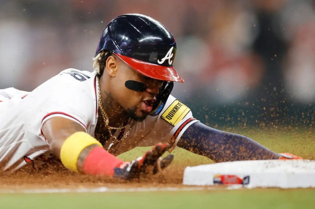 Ronald Acuña a los libros de récords con su 40° base robada
