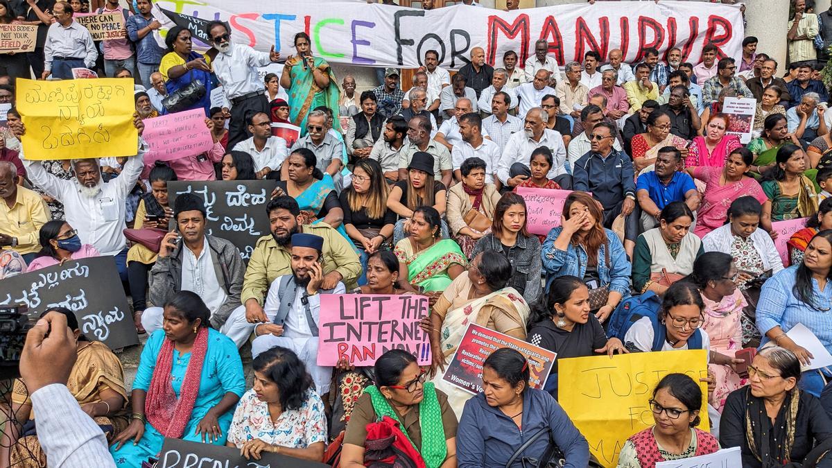 Un grupo de activistas indias incendia las casas de dos sospechosos de haber humillado a otras dos mujeres Un grupo de activistas indias incendia las casas de dos sospechosos de haber humillado a otras dos mujeres