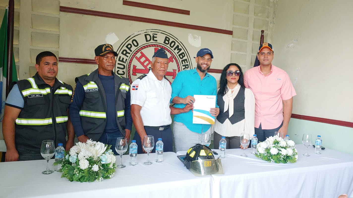 Autoridades de Nagua entregan RD.6 millones a bomberos municipales para renovación