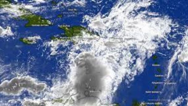 Bloqueo de la tormenta Franklin por una vaguada en nivel alto