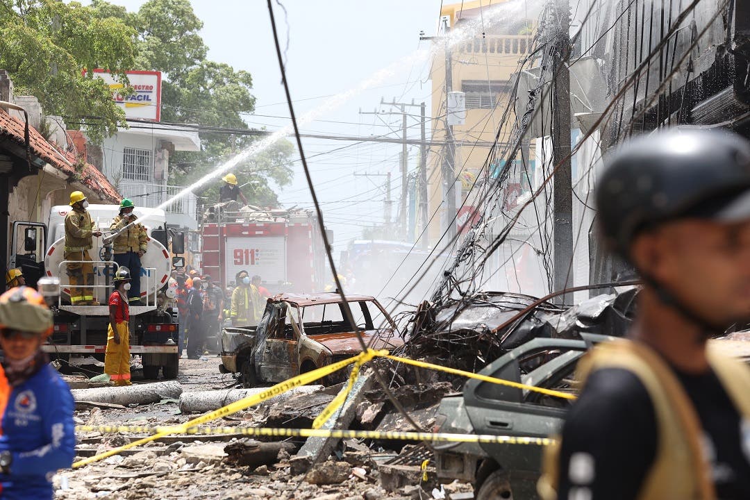 Bomberos trabajan ininterrumpidamente tras explosión en San Cristóbal Bomberos trabajan ininterrumpidamente tras explosión en San Cristóbal