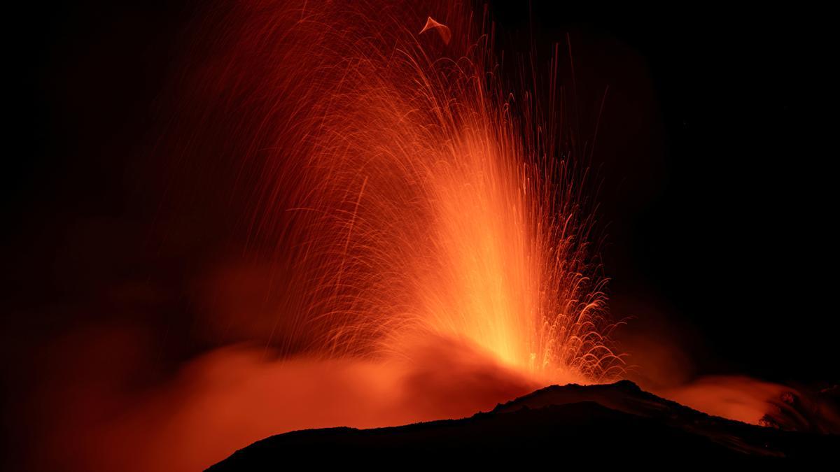 El Etna entra de nuevo en erupción y obliga a cerrar el aeropuerto de Catania El Etna entra de nuevo en erupción y obliga a cerrar el aeropuerto de Catania