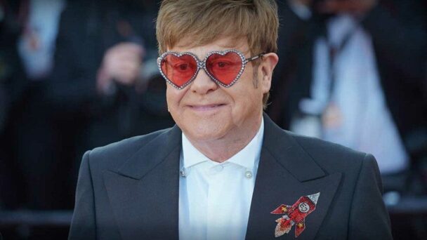 Elton John está de vuelta en su casa de Fracia tras pasar la noche ingresado por una caída