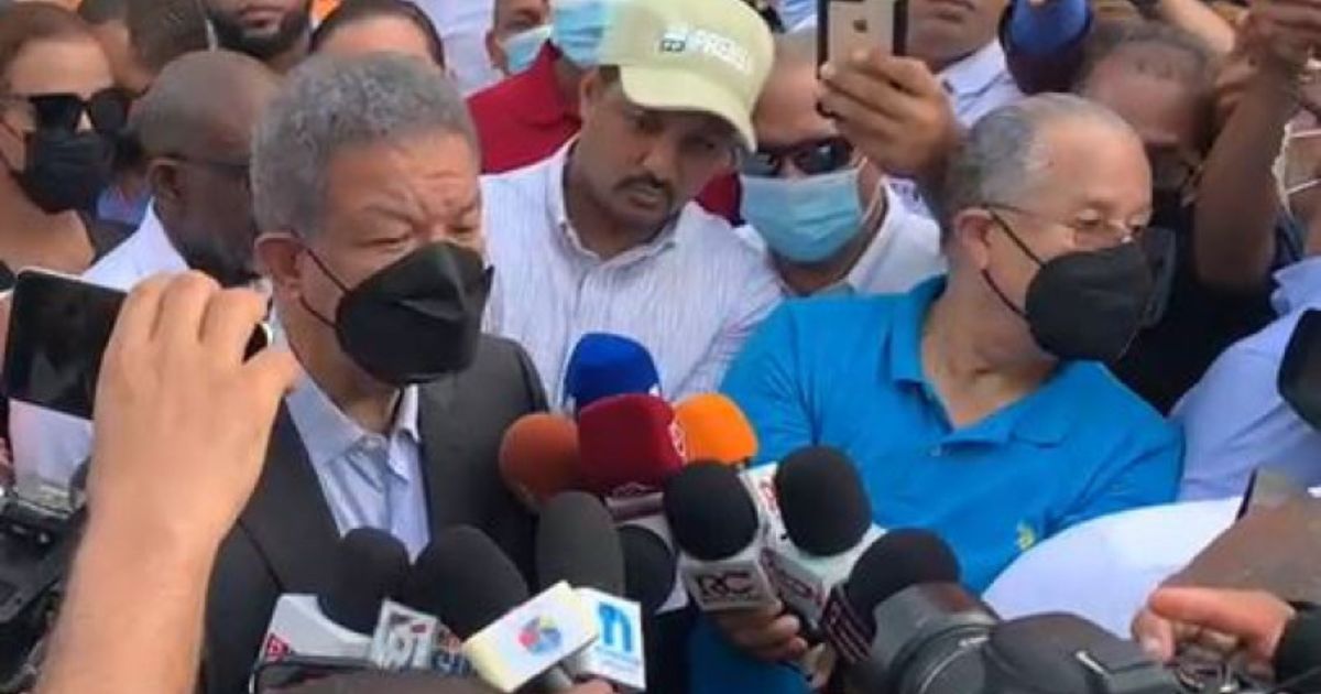 Expresidente Leonel Fernández visita zona de explosión en San Cristóbal y ofrece apoyo psicológico a afectados