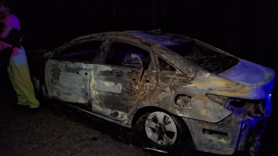 Identifican cuerpos quemados dentro de un auto