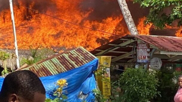 Incendio Controlado en Plaza Comercial de Las Terrenas, Samaná: Diez Locales Comerciales Sufren Pérdidas