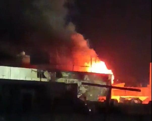 Incendio se intensifica en uno de los edificios afectados por la explosión en San Cristóbal