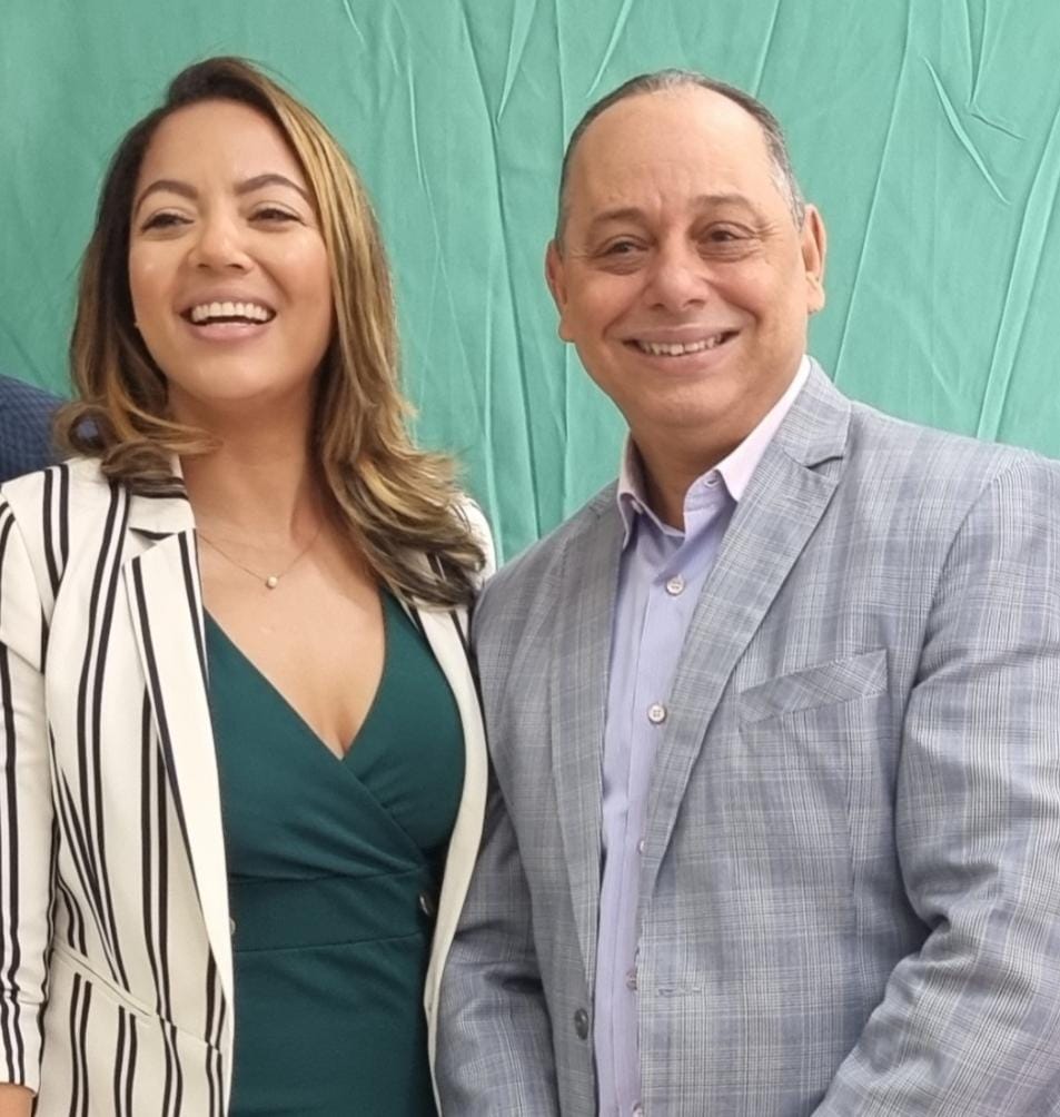 Julio Romero recibe apoyo de Leandra Acosta