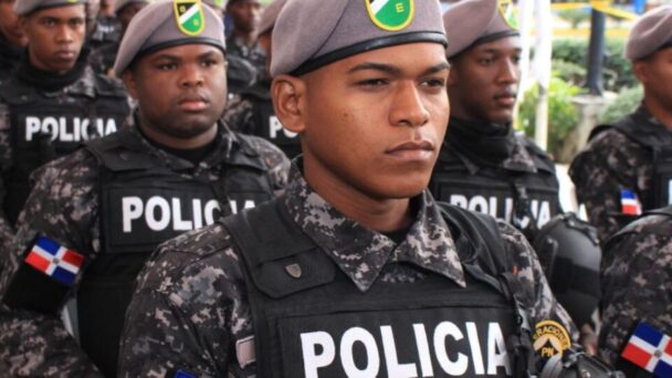 La Policía Nacional Estrena Nuevo Uniforme y Lema en Medio de Reformas