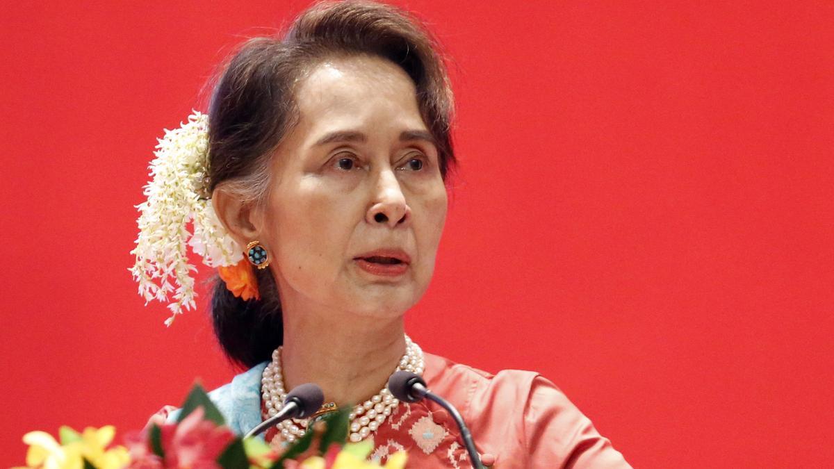 La junta militar otorga un indulto parcial a la líder democrática de Birmania Aung San Suu Kyi La junta militar otorga un indulto parcial a la líder democrática de Birmania Aung San Suu Kyi