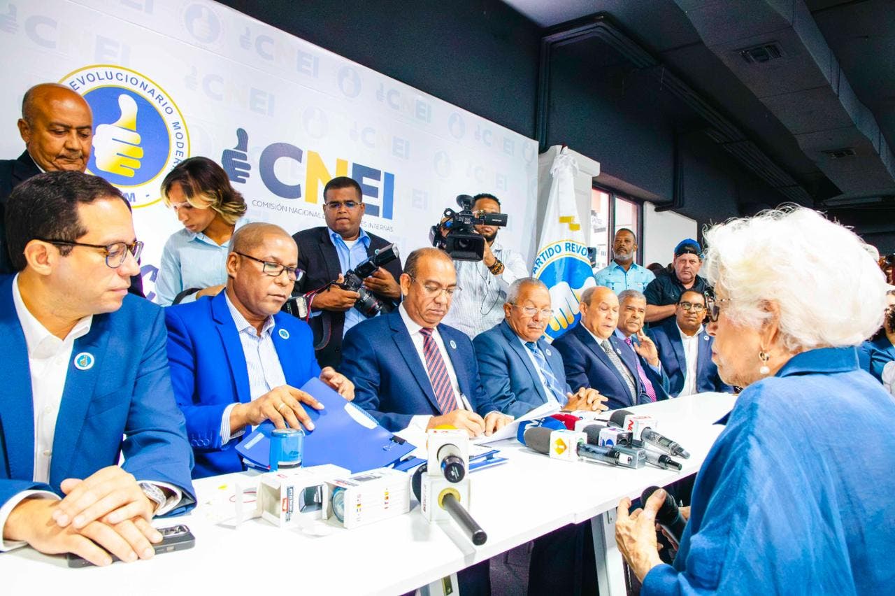 Milagros Ortiz Bosch registra la candidatura de Abinader a la reelección Milagros Ortiz Bosch registra la candidatura de Abinader a la reelección
