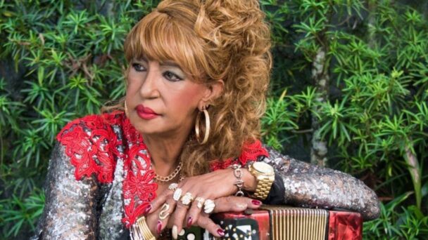 Mujeres acordeonistas se han ganado lugar en música típica