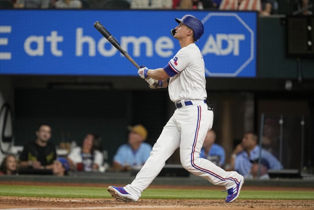 Seager sacude a dos HR y Rangers empatan serie contra ángeles