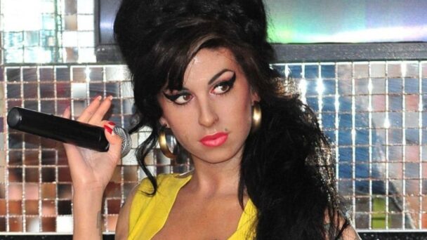 Un libro con apuntes personales y diarios de Amy Winehouse saldrá al mercado