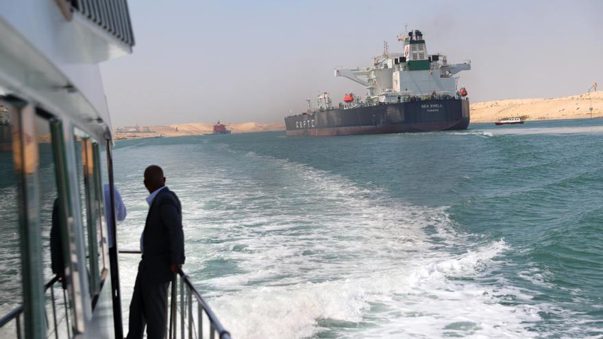 Un remolcador con siete tripulantes se hunde en el Canal de Suez tras colisionar con un carguero chino Un remolcador con siete tripulantes se hunde en el Canal de Suez tras colisionar con un carguero chino
