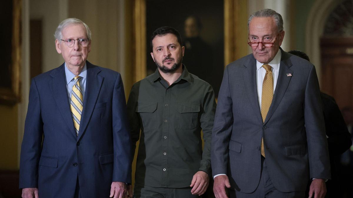 Biden da a Zelenski otro paquete de ayuda