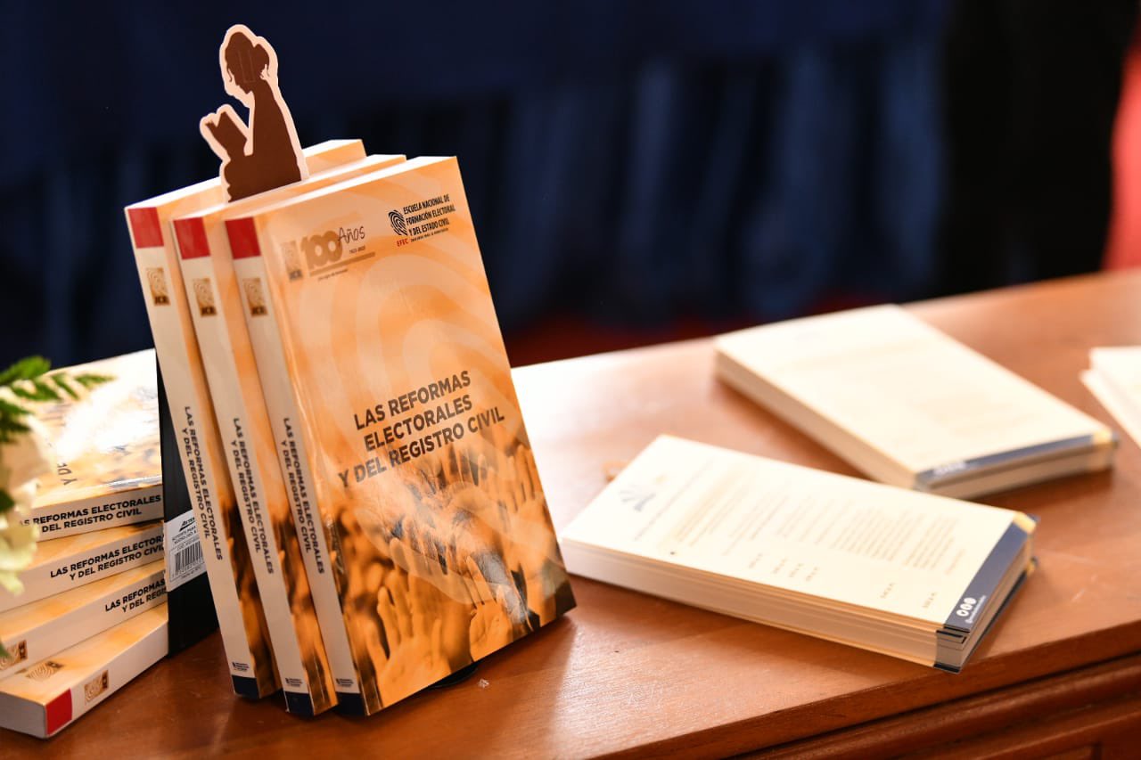 Circulan obras ganadoras del concurso sobre Democracia e Identidad Circulan obras ganadoras del concurso sobre Democracia e Identidad