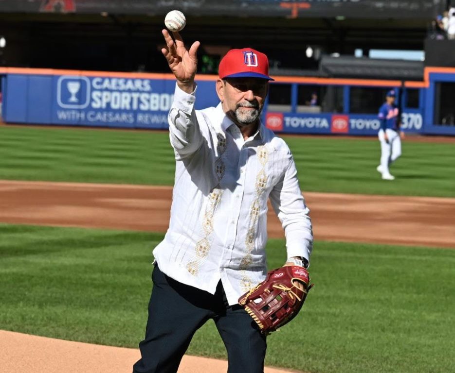 Cónsul dominicano NY Eligio Jáquez lanza la primera pelota en el Citi Field Cónsul dominicano NY Eligio Jáquez lanza la primera pelota en el Citi Field