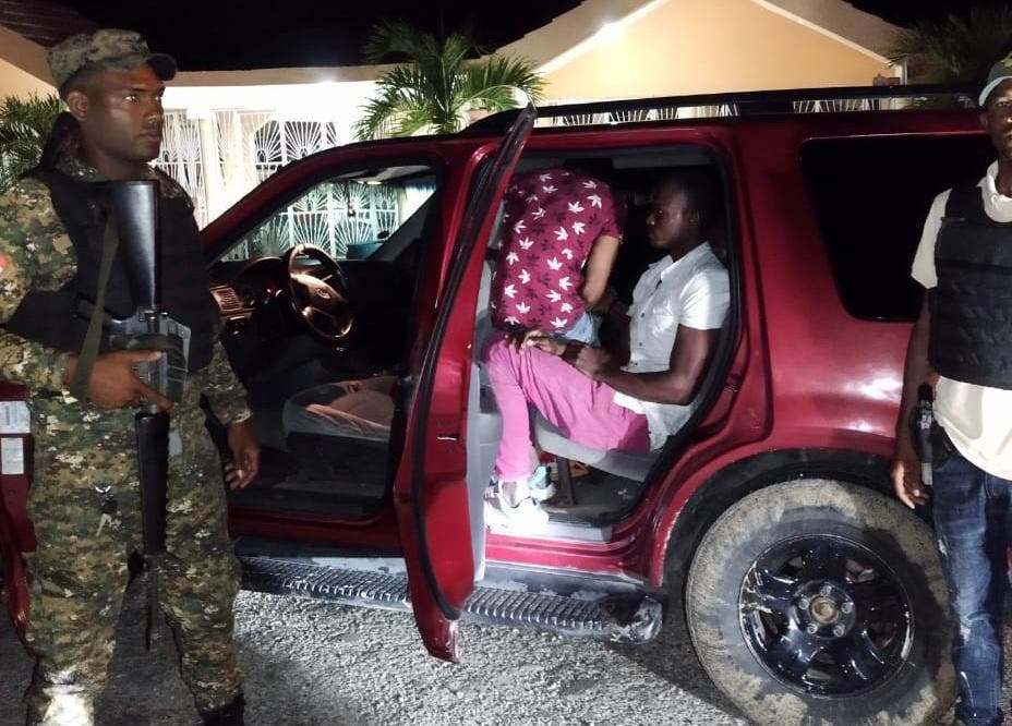Detienen a conductor con 13 haitianos en camioneta