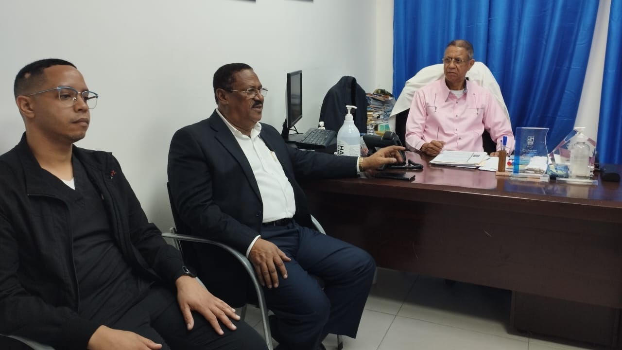 Director del SRSM visita Maternidad Los Mina en la lucha contra el dengue Director del SRSM visita Maternidad Los Mina en la lucha contra el dengue