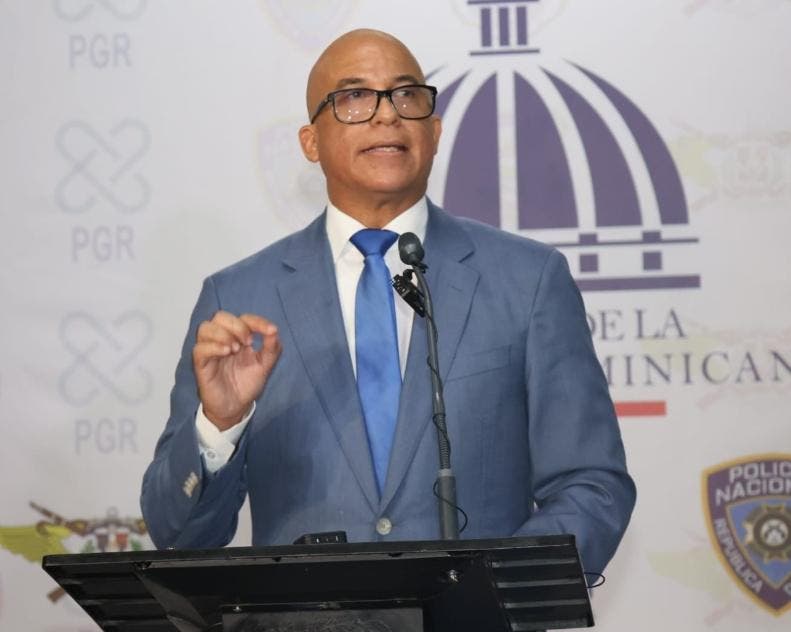 Gobierno anuncia cierre total de fronteras y suspende visas para haitianos