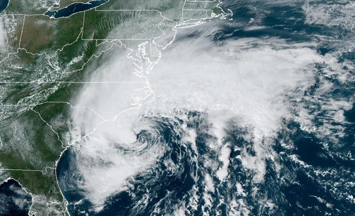 La tormenta tropical Philippe permanece en el centro del Atlántico