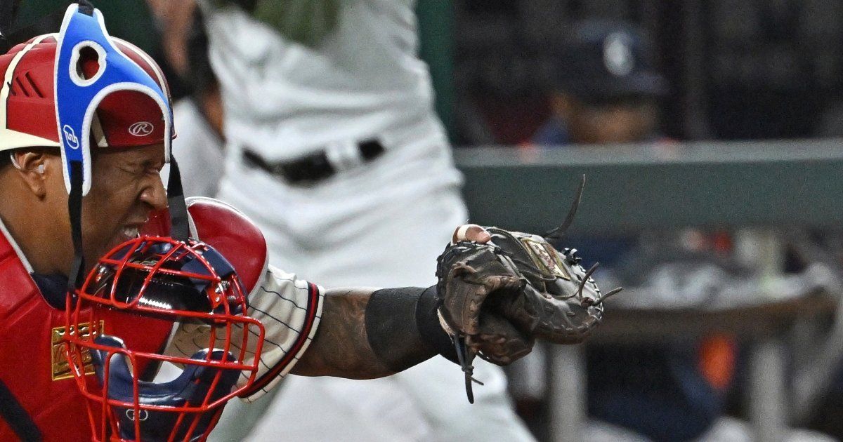Receptor venezolano fuera por conmoción cerebral