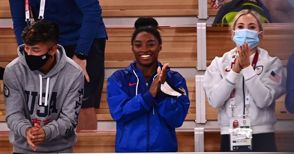 Simone Biles resurge en su carrera con una visita a donde empezó todo