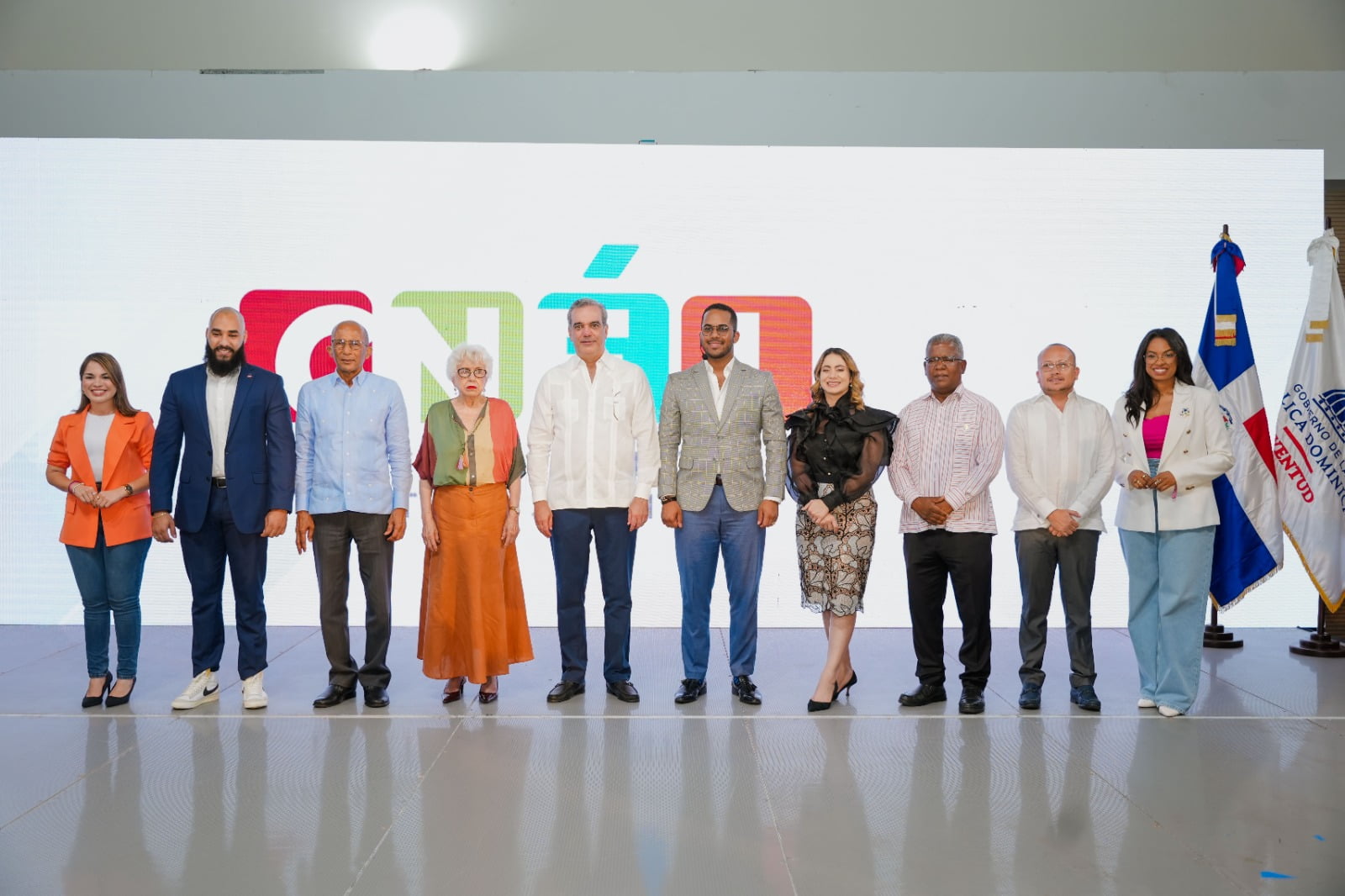 Abinader insta a jóvenes a trabajar con transparencia y honestidad