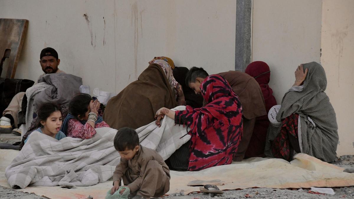 Al menos dos muertos y 25 heridos al volcar un camión de refugiados afganos expulsados de Pakistán