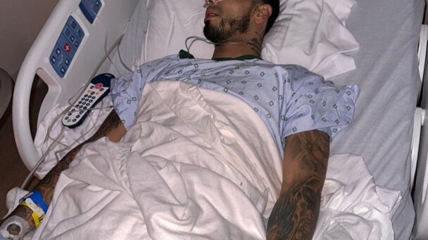 Anuel entre «la vida o la muerte»: lo someten a cirugía de emergencia y pide «oraciones» por él