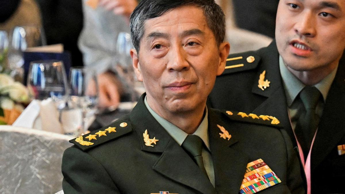 China destituye a su ministro de Defensa, ausente desde hace casi dos meses