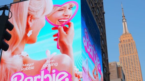 El rosa de Barbie se filtra entre los superhéroes de la Comic Con de Nueva York