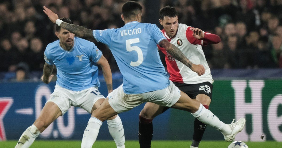 Feyenoord sorprende a la Lazio en la Champions con doblete mexicano