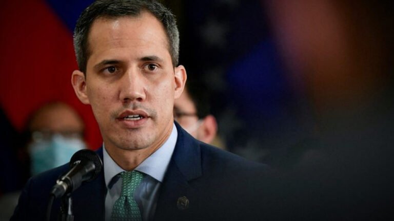 Fiscalía de Venezuela emite orden de aprehensión contra Guaidó, exiliado en...