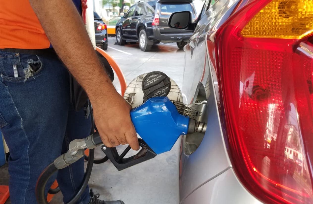 Gobierno baja hasta 13 pesos a precios de cuatro combustibles