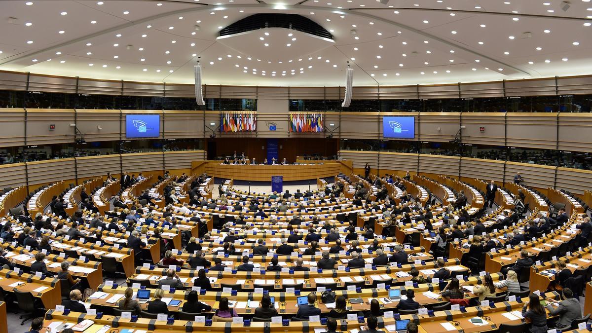 La Eurocámara defiende revelar toda publicidad institucional y restringir el espionaje a periodistas