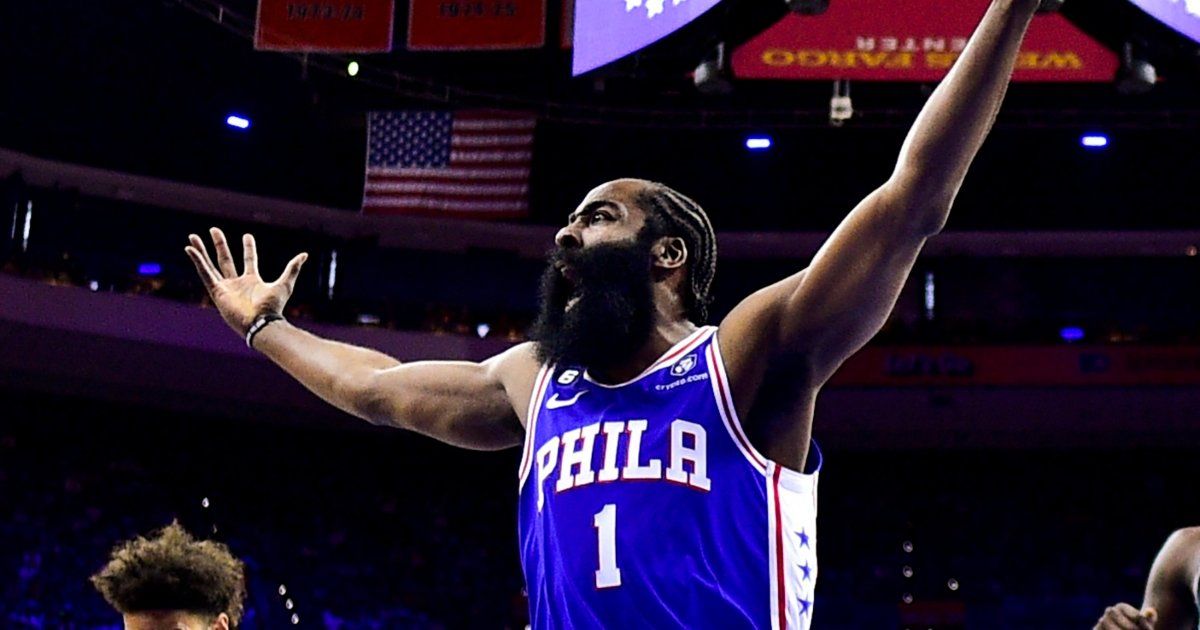 La controvertida estrella de la NBA finalmente se presenta al campamento