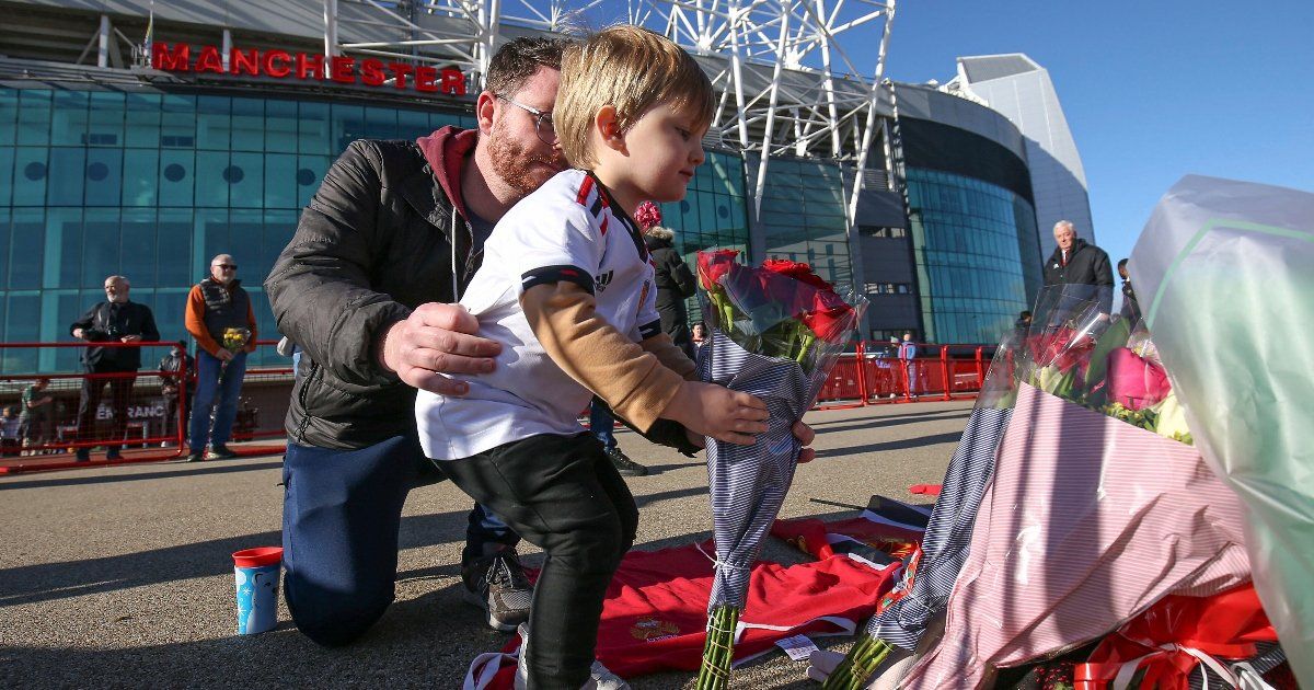 Los fanáticos del Manchester United rinden homenaje a su difunto héroe