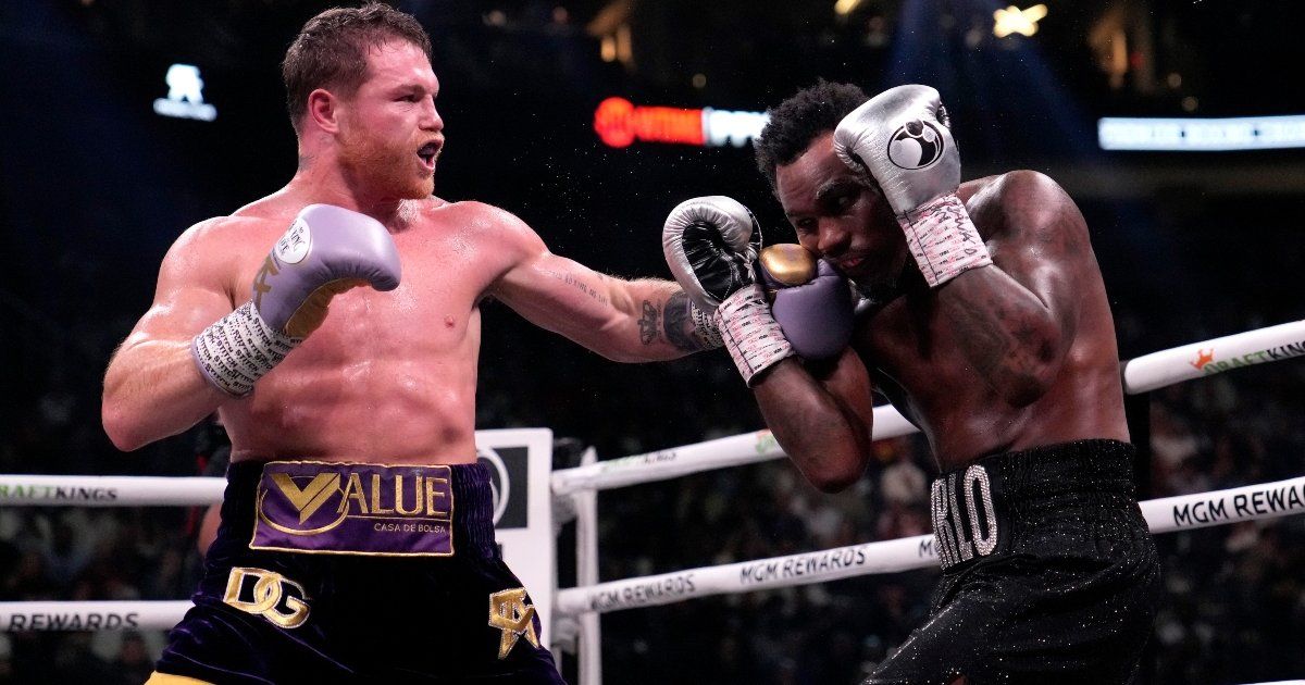 Sin noquear, Canelo convence con victoria sobre Charlo