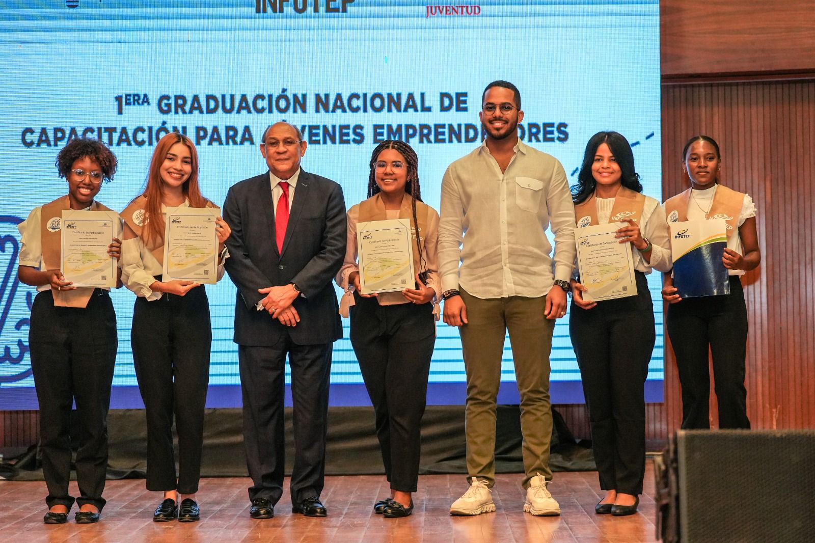 219 jóvenes se gradúan en capacitaciones