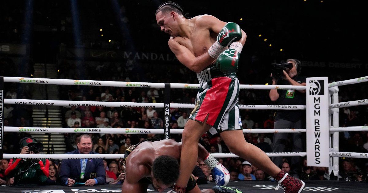 Benavidez noquea a Andrade y pide súper pelea contra Canelo