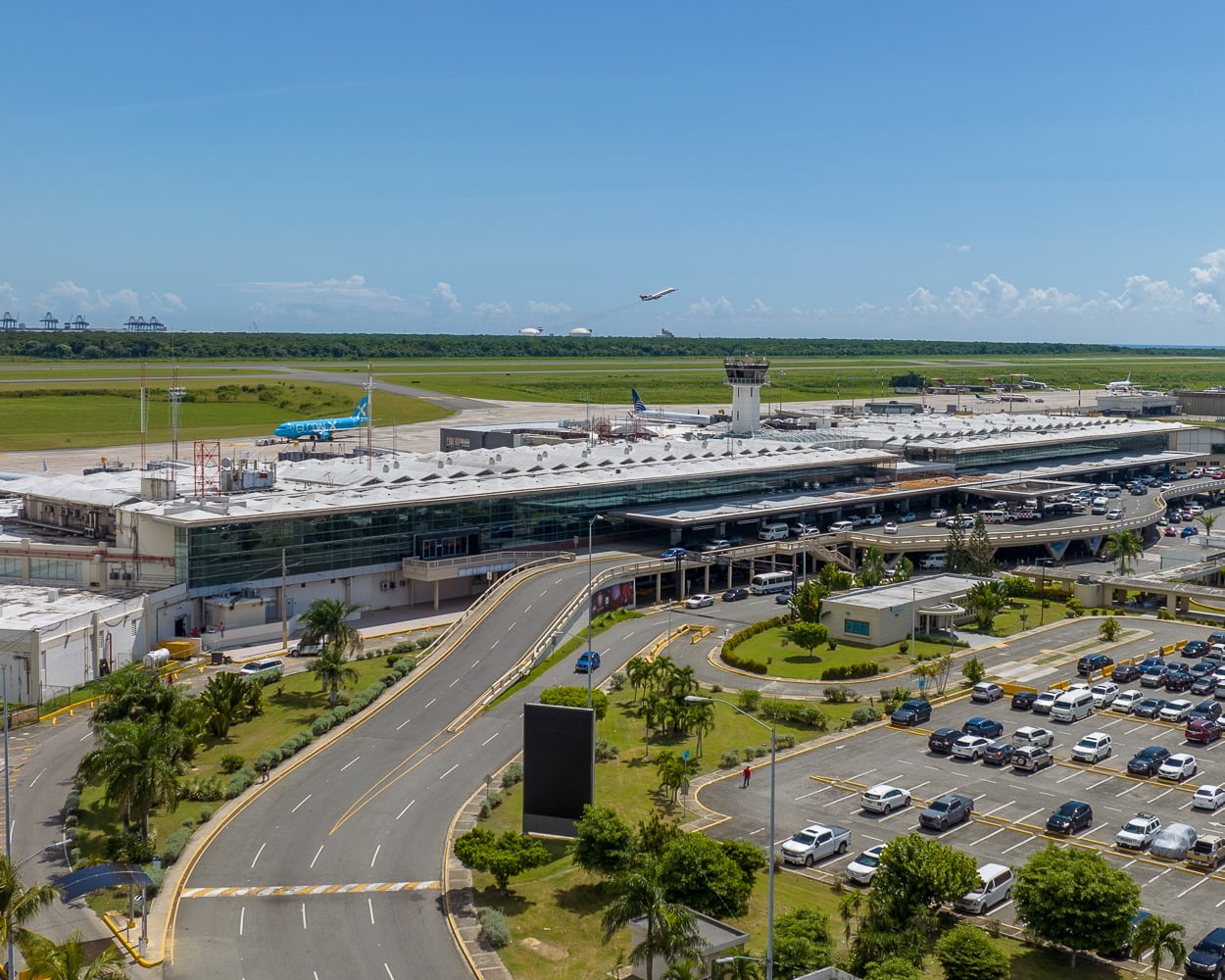 Clúster de Turismo de Santo Domingo evalúa renegociación de contrato de Aerodom