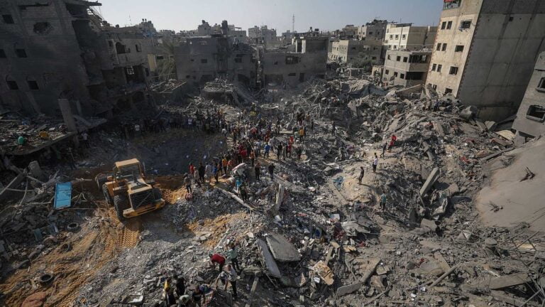 El número de muertos en Gaza supera los 10.000 un mes después...