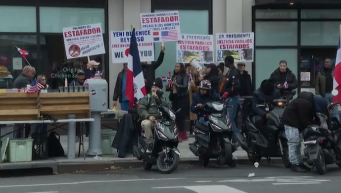 Estafados por IndisArq en RD llevan su protesta a Nueva York y exigen justicia
